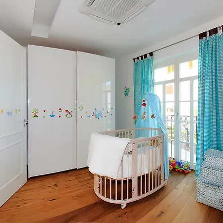 Luxury Beachfront Villa Smague With Sauna, Zadar 别墅